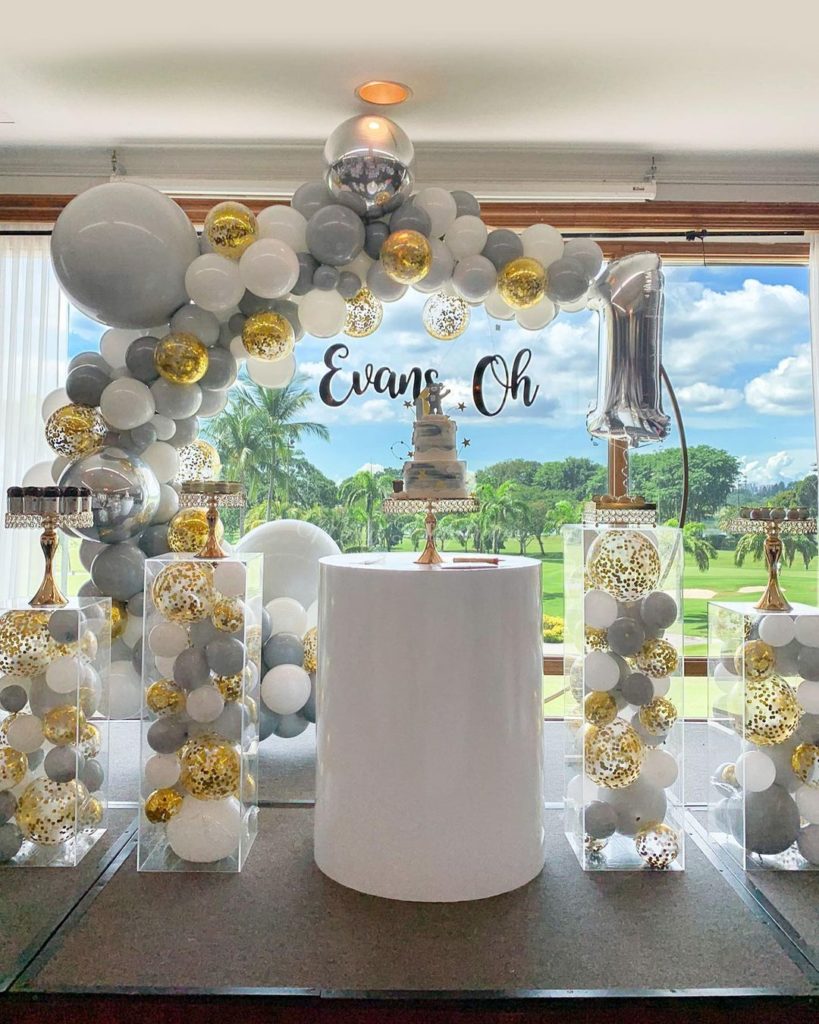 Organic balloons setup in Grey, White and Gold