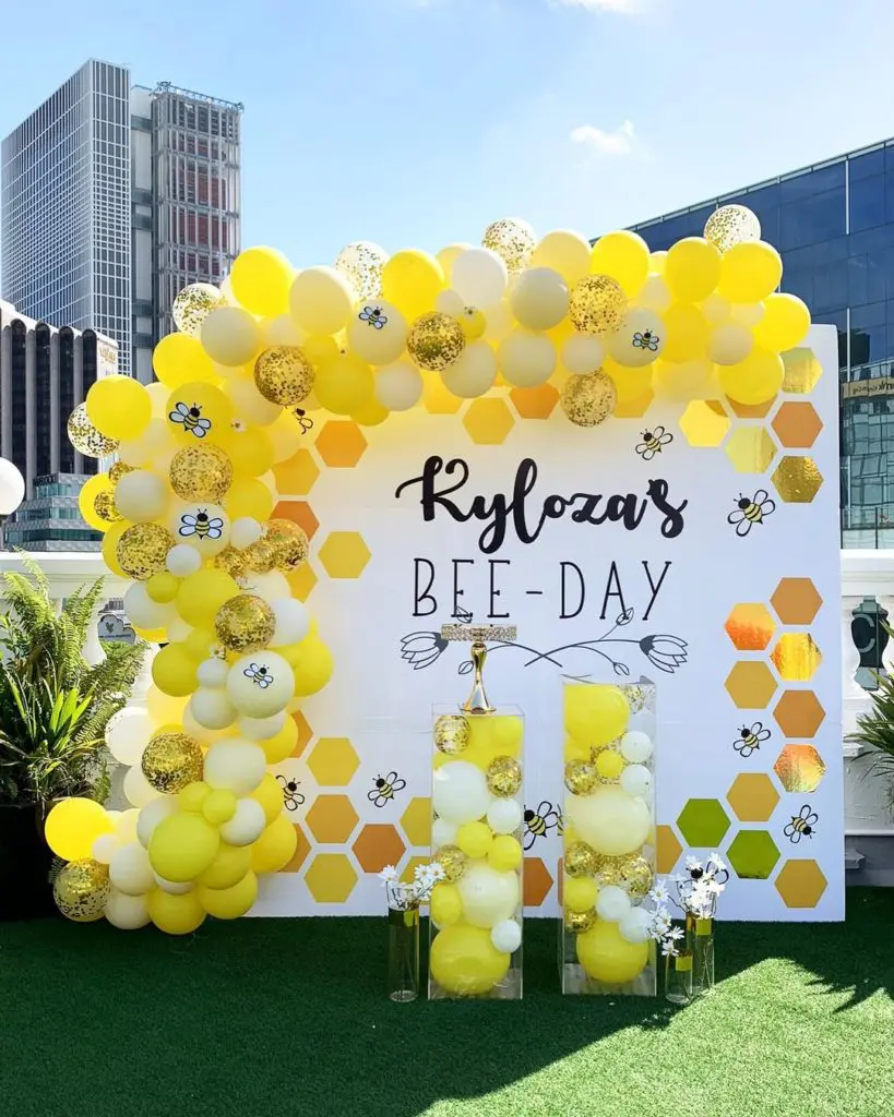 Organic Balloons Setup in Bee Theme